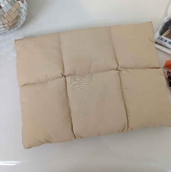 NWOT PUFFY TABLET HOLDER OR CLUTH BAG! SO UNIQUE!! SO SOFT! LOVE IT🫶 - Picture 2 of 5